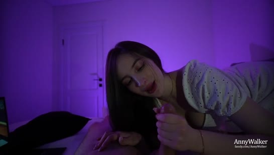 Брюнетка ласкает пенис парня и начинает делать минет