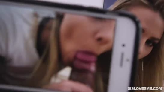 Красивая блондинка согласилась поснимать домашнюю порнуху