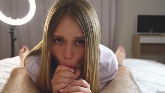 Молодая сводная сестра согласилась на домашний секс