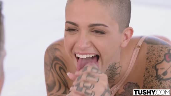 Лысая Ли Рэйвен получает член в попку и сперму на лицо