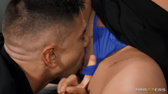 Зузу Свит теребит писечку и ловко ерзает задницей на елдаке