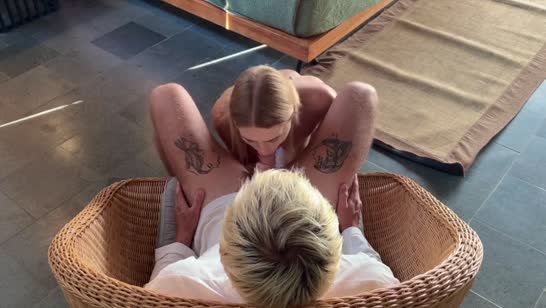 Сводная сестра пришла к брату в комнату голая