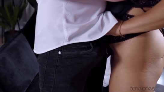 Сексуальная Africa Danger очень красиво извивается на пенисе