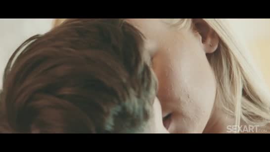 Молодая Barbie Brill красиво присаживается на хер паренька