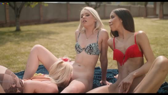 Красотки понежились на солнце и устроили любовные ласки