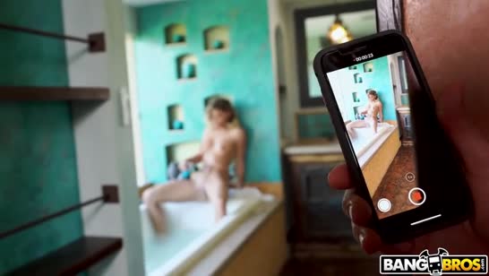 Чел снимает голую бабенку в ванной и трахает ее