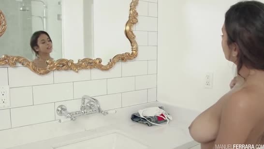 Грудастая фермерша принимает душ и шпилится с любовником