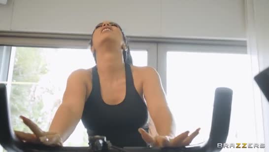 Спортивная мамочка La Paisita напросилась на трах с тренером