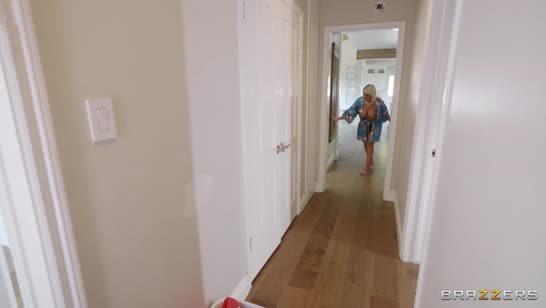 Молодой футболист бодро отымел сразу двух блондиночек