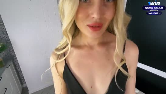 Красивое вечернее платье на телочке свело парня с ума