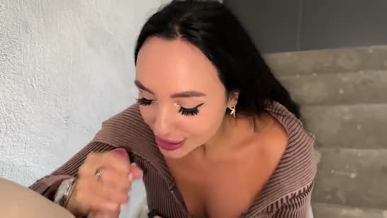 Встретил красивую соседку на лестнице и начал с ней флиртовать