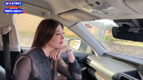 Похотливая деваха клеится к парню прямо в машине