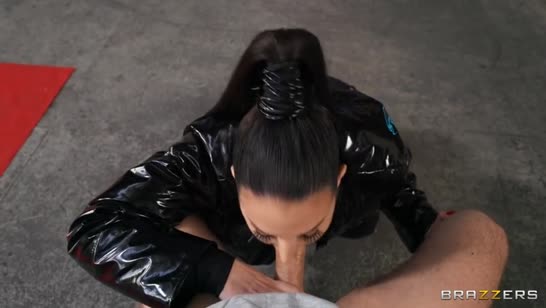 Angela White в секс наряде соснула члены целой толпе