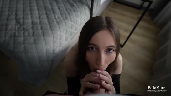 Русская девушка умело разогревает минетом