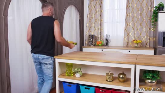 После эфира две зрелые сучки захотели порева