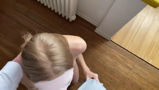 Русская блондиночка запросто перепихнулась с гостем