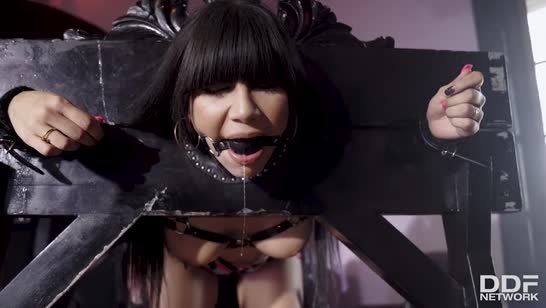 Mia Marin кинула своего ухажера с мастером БДСМ