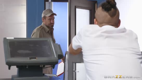 Блондинка с большими буферами развела повара на порно