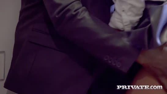 Гламурная хозяйка любезно пригласила водителя на чай