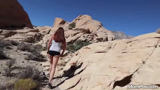 Рыжеволосая мамочка соснула мужику член в пустыне