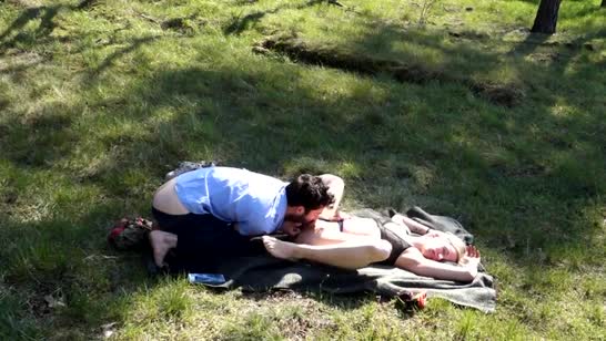 Парочка снимает свой секс пикник на любительскую камеру