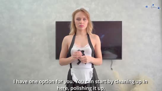 Блонда в униформе горничной заводит мужика