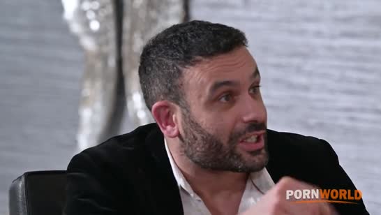 Бабенка на совещании решила соблазнить коллег