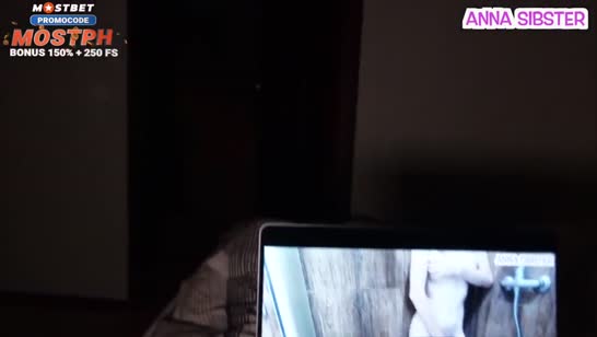 Молодая сводная сестра не могла уснуть и пошла к брату