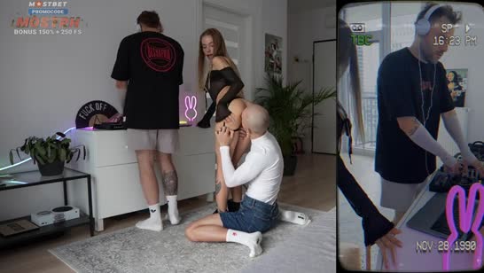 Тупой муженек быстро проморгал свою секси жену с соседом