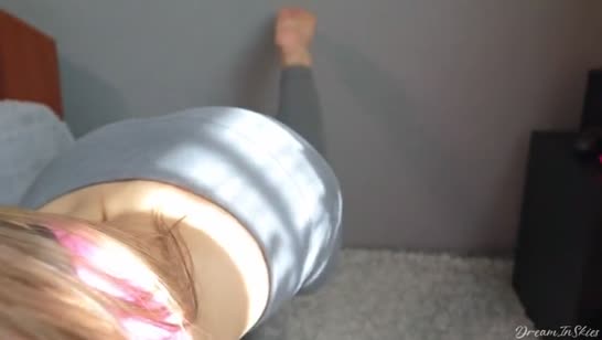 Молодая студентка в лосинах делает другу любительский минет