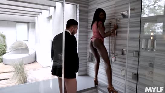 Темнокожие подружки завалили в постель белого самца